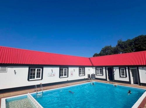 Modest static caravan Pool and views Narberth