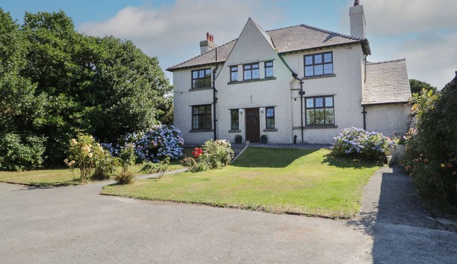 MONARFON, pet friendly, country holiday cottage in Amlwch