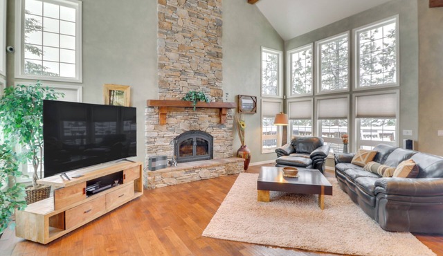 Mountain Views & Deck: Spacious Eureka Getaway!