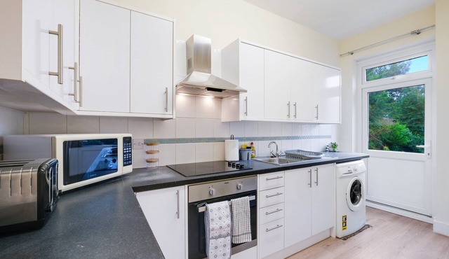 Mountfield Rd 2A - 3 Bedroom and 1 Bathroom Apartment in Mountfield with Parking