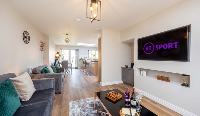 *New Exclusive* Luxury spacious 6-bed, sleeps 14- Solihull,JLR, NEC, Birmingham