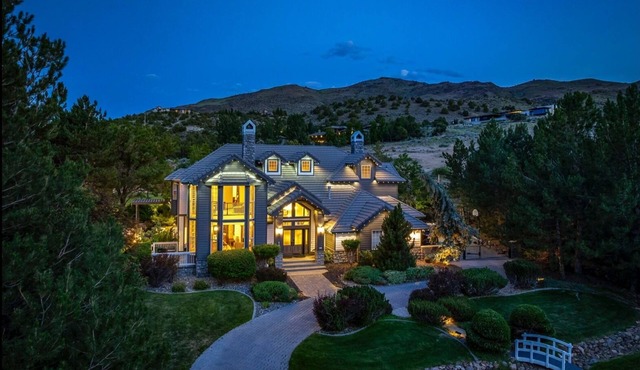 New Listing! Luxurious Custom Home, with Outdoor Entertainment Area,and Hot Tub!