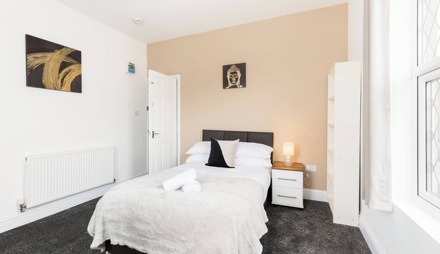 NEW! Spacious 7BR House with Free Parking and WIFI