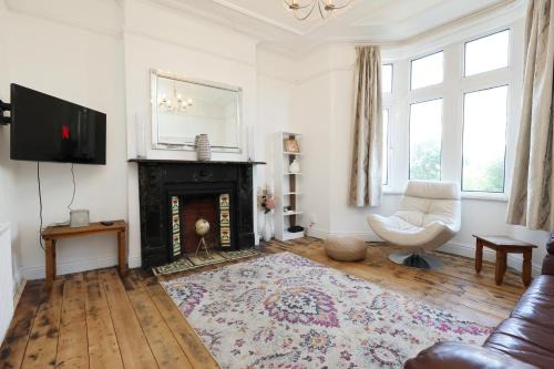NEW Spacious, Bright & Chic-4BR, 2Bath House-Parking-By FabAccommodation