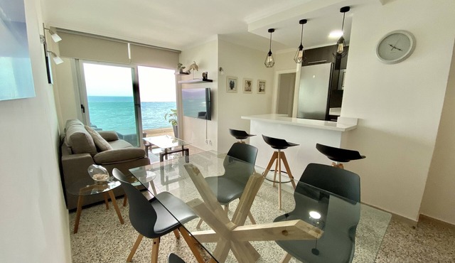 Nice apartment on the beach with a large terrace facing the sea