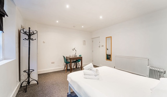 No 2 Georgian Shared House - By Clifton Short Lets