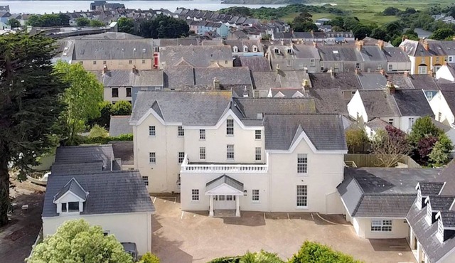 NORTH BEACH AT THE HIDEAWAY, family friendly in Tenby