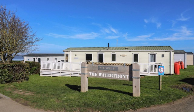 OCEAN BREEZE ESCAPE, pet friendly, with hot tub in Allhallows
