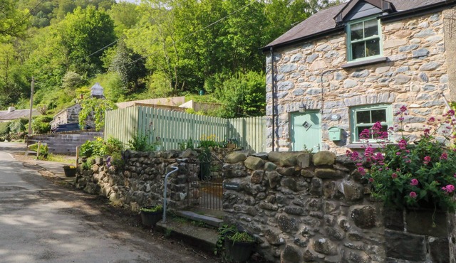 OLD CHAPEL HOUSE, pet friendly, with a garden in Llanfairfechan