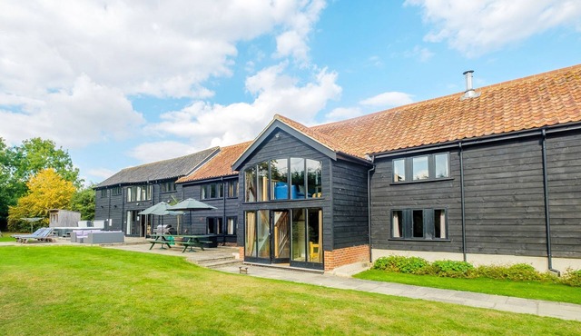 Old Hall Barn - sleeps 14 guests in 7 bedrooms