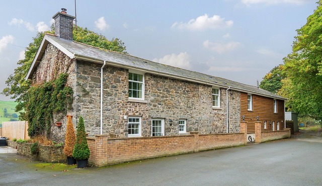 OLD RECTORY COTTAGES, family friendly, with pool in Aberhafesp