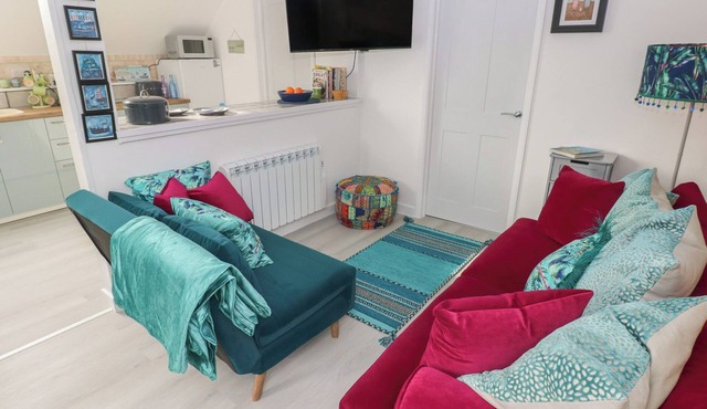 OVER THE WAY, pet friendly, country holiday cottage in Pembroke
