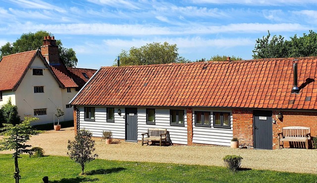 PACKWAY BARN, pet friendly, character holiday cottage in Halesworth