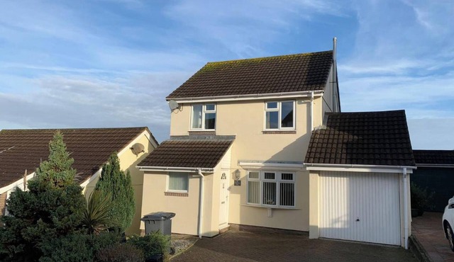 Paignton View is a 3-bedroom house sleeping up to 6 guests.