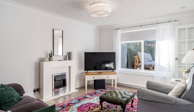 Pass the Keys | Stylish Cosy 3Bed Family Friendly Home in Hatfield