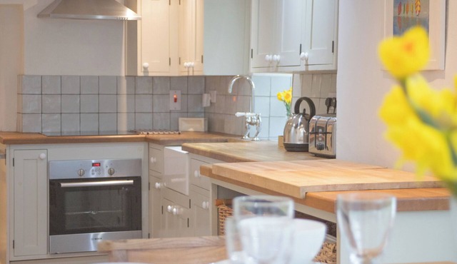 Pass the Keys | Walking distance to beach and castle. Sleeps 8.