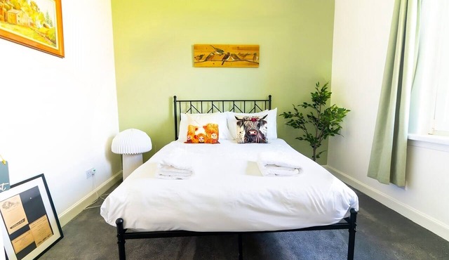Peaceful 2-Bed Apartment with Free Parking & River Tay Views