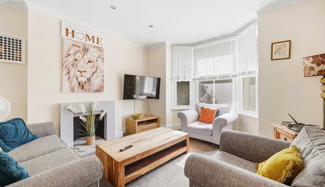 Peaceful 4-Bed Home in Aylesbury