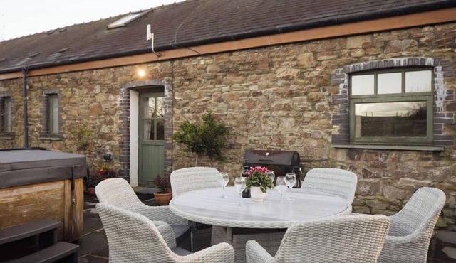 Peaceful cottage with hot tub & ground floor suite