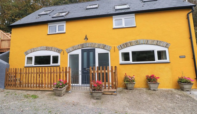 PENDRE BARN, pet friendly, with a garden in Cenarth