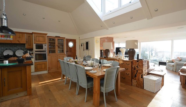 Penmorfa - Sublime Abersoch retreat with roof terrace, 80m from beach, great for surfing