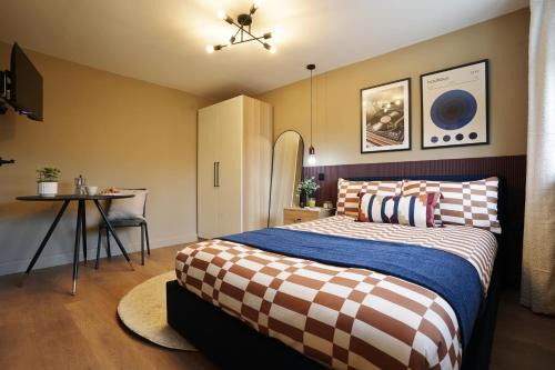 Perfect for Contractors 6 Bedroom House, Close to Chester & Cheshire Oaks, Free Parking & Free Wi-Fi Included