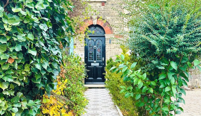 Pet friendly Cambridge townhouse with free parking
