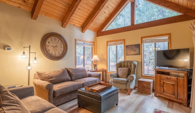 Pet-Friendly Mountain Lodge w/AC, Guest Passes, King Suite, Bunks & Card Games