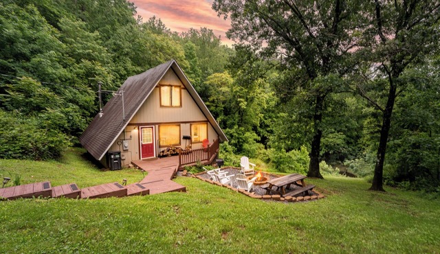 Pet Friendly, Secluded home with Hot Tub!