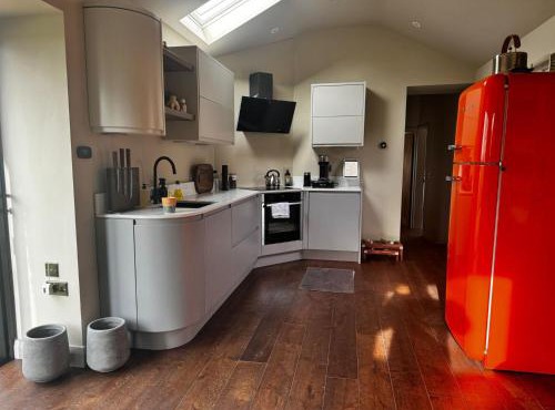 Pets- Garden- Bbq- Parking- Fireplace- Sleeps 6