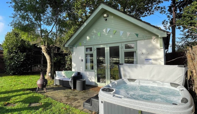 PHEASANT LODGE, romantic, with hot tub in Wimborne Minster