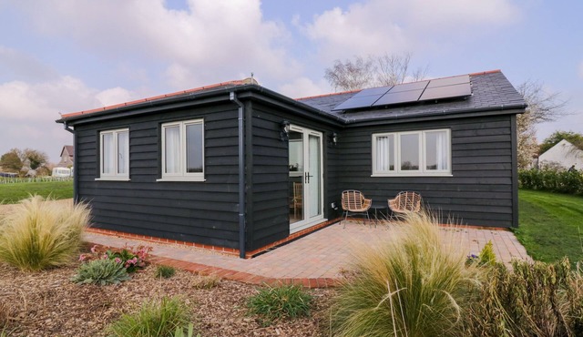 PIPPIN COTTAGE, romantic, with a garden in St. Osyth