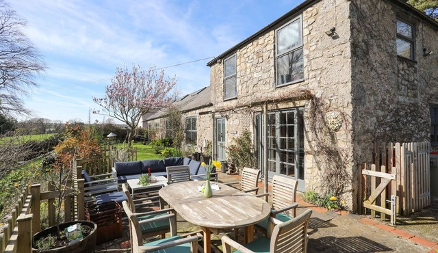 PLAS ELYN, pet friendly, luxury holiday cottage in Beaumaris