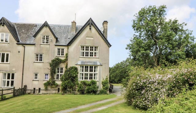 PLAS PONTFAEN, pet friendly, with open fire in Newport, Pembrokeshire