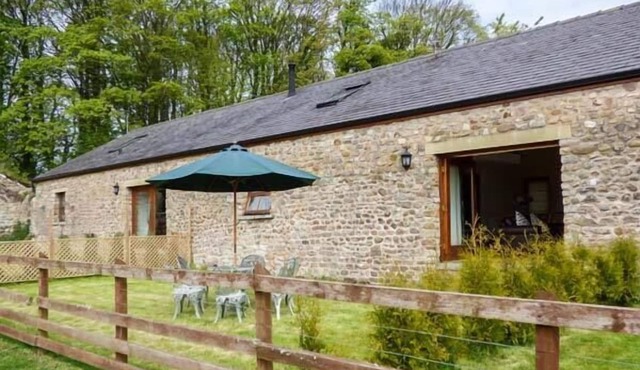 POPPY COTTAGE, pet friendly, with open fire in Lancaster