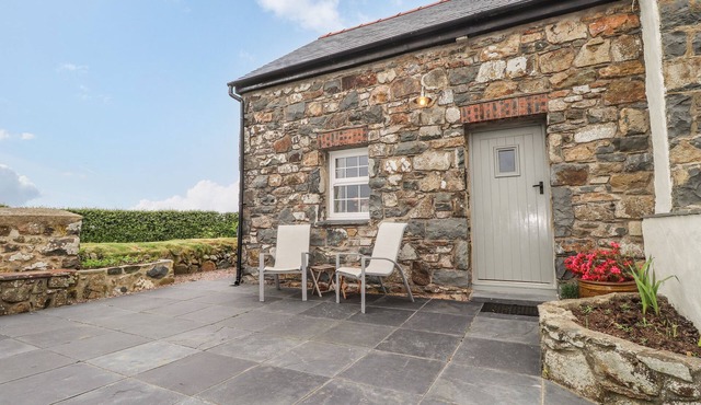 POST OFFICE COTTAGE, pet friendly, with open fire in Goodwick