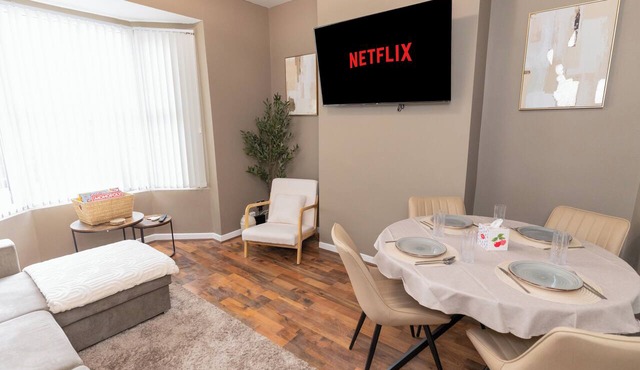 Premium Flat | Sleeps 4 | Free Parking