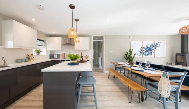 Pretty Coastal Annexe Close to Village and Quay