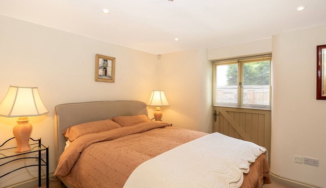 Priory Courtyard - 3 Bedroom Countryside Escape