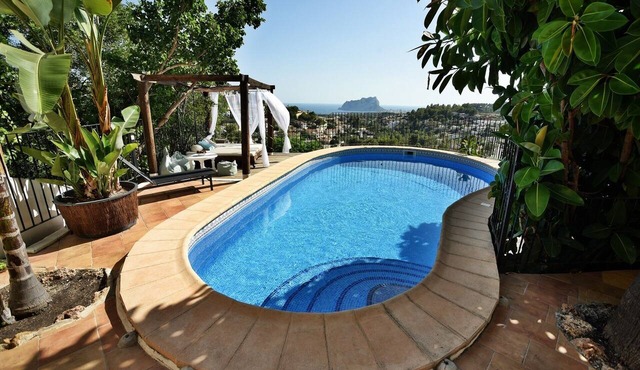 Private and secured pool, stunning sea views, wifi, near the sea, summer kitchen