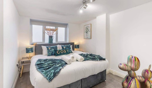 Private Flat 3 min to tube 25 min Central London