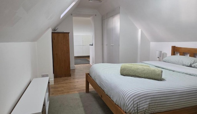 Private Flat and Large Ensuite Rooms Near University Town Centre & Hospital