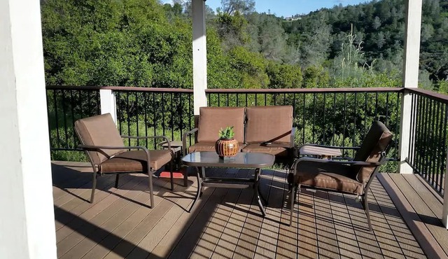 Private Ground Floor Accommodation for a Couples' Getaway in Penn Valley, California