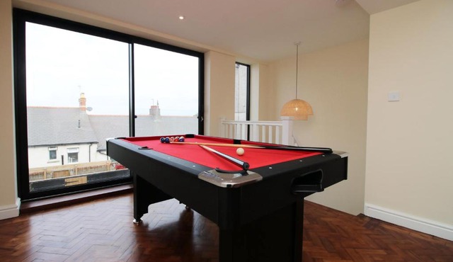 Queens Haven by Prime Stays - Luxury 4 Bedroom Home - All Ensuite & Games Room