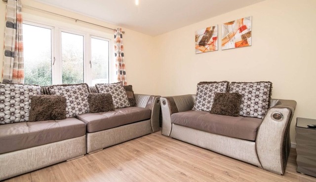 Quiet and Lovely 3-bed house parking and garden