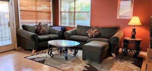 Quiet desert getaway with ping-pong, BBQ, citrus