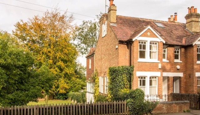 Quiet Spacious Cottage with garden- A comfortable base to explore the City