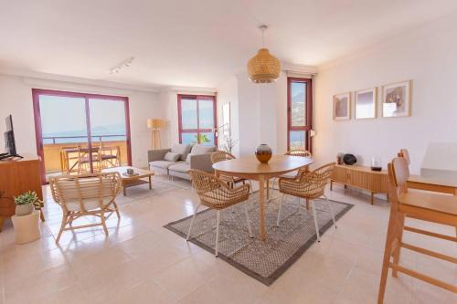 Radazul Beachfront apartment with office like Dubai
