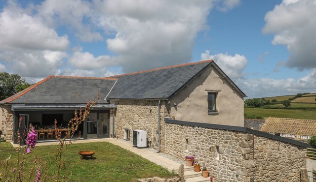 REDDAWAY THRESHING BARN, pet friendly, with hot tub in Okehampton