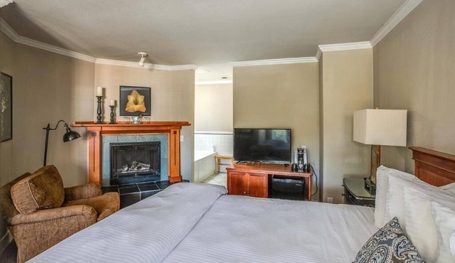 Relax in Charming Room Steps from Haystack Rock! Free Parking